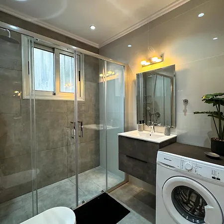 Modern 2br With Pool, Veranda & Garden In